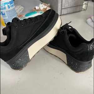 Never worn Ugg Womens size 8, sneakers